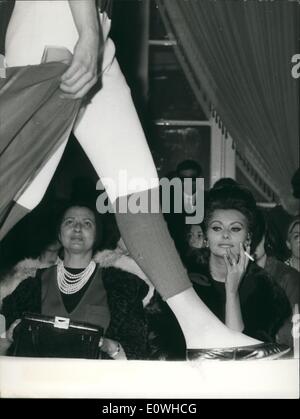 01 janv., 1963 - Rome, 17 janvier 1963 - Sofia Loren invité d'honneur d'un défilé de mode printemps-été, qui a eu lieu cette après-midi dans un hôtel de Rome ; l'actrice a été accueillie favorablement par les personnes présentes à la souille. Banque D'Images