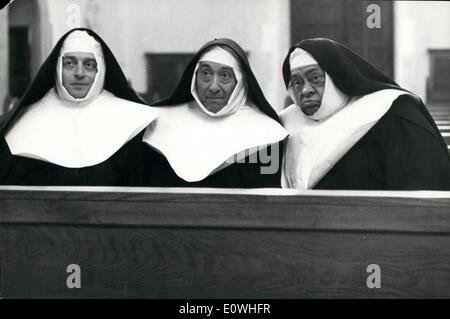 Janvier 01, 1963 - Rome, janvier 1963 - a commencé dans un couvent à Recca di Papa près de Rome le ''tournage'' du film italien ''les quatre mousquetaires'' une pièce de théâtre comique d'Alessandro Dumas célèbre livre populaire quatre de nos meilleurs acteurs comiques prendront part au film : Fabrizi acteur romain caracthériste, Nino Tarinto napoletan acteur tdialectique, Macario et Carlo Croccolo ; ils sont les ''quatre musketeers' Cardinal' OPS de gauche à droite Carlo Croccolo Erminio Macario et Aldo Fabrizi. Banque D'Images