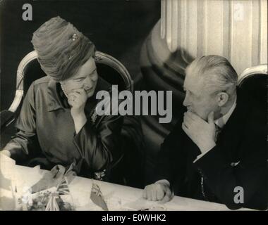 10 févr. 02, 1963 - Le Premier ministre du Canada, repas à Mansion House, M. Macmillan et Mme. Diefenbaker : la Rt. L'honorable John Diefenbaker - le premier ministre du Canada était l'invité d'honneur cet après-midi à un hôtel particulier offert par le Maire de Sir Ralph Perring. Plus tôt M. Diefenbaker a été présenté avec la liberté de la ville de Londres au Guildhall. Photo montre Mme Diefenbaker parler à Harold Macmillan lors du déjeuner cet après-midi. Banque D'Images