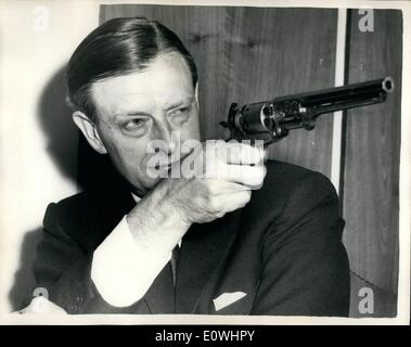 Mai 05, 1963 - Le SlUAD MONTY DE VOL DEVIENT JIM NARDIE DE FARGO' Ex-Detective Inspeotor LEONARD 'Monty' MOUNTFORD de Sootland Yard's Flying Squad, a pris un nouvel emploi dans la sécurité à AMERICAN EXPRESS, l'entreprise fondée par Wells Fargo il y a 113 ans. Dans l'PLAT 'Wells Fargo, le oharaoter Jim Hardie est en charge de la sécurité dans l'Ouest sauvage. Contrairement à Jim Hardie, M. Banque D'Images