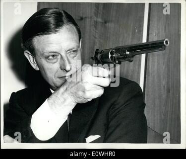 Mai 05, 1963 - Monty de la brigade volante devient Jim hardie de la Wells Fargo' : inspecteur Ex-Detective Leonard ''Monty'' Mountford de Scotland Yard's flying squad, a pris un nouvel emploi dans la sécurité à American express, l'entreprise fondée par Wells Fargo il y a 113 ans. Dans l'PLAT ''Wells Fergo'', programme. Le caractère Jim Hardie est en charge de la sécurité dans l'ouest sauvage. Contrairement à Jim Hardie, M. Banque D'Images