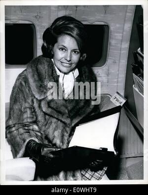 10 févr. 02, 1963 - L'écran l'actrice et danseuse Cyd Charisse est illustré avec un script à bord TWA Super jet avant son départ pour Madrid, où elle va travailler sur un nouveau film, l'Assassin , Cyd, épouse du chanteur Tony Martin, sera augmenté d'un mois. Banque D'Images