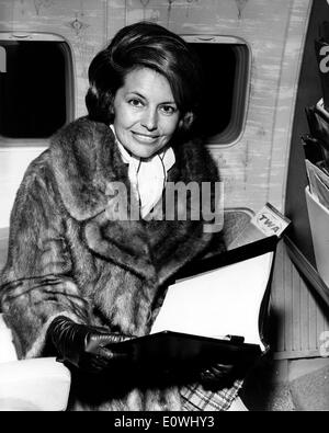 L'actrice Cyd Charisse lire un script sur un vol Banque D'Images