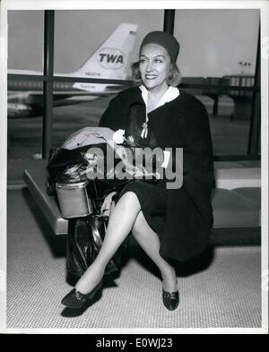 Mar. 03, 1963 - L'Aéroport International de New York : Gloria Swason, l'un des plus grands films de tous les temps -, est révélée à Trans World Flight Centre après son arrivée par TWA Star Stream de Phoenix. Elle retourne à son domicile après New York avec toi en production sur scène '' juste pour ce soir '' pour deux semaines à Phoenix. Banque D'Images