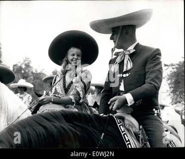 Mar. 03, 1963 - ''Il Mexicana'' - Lord Mountbatten va natif.. Visite Un ranch mexicain.. Habillés en costume d'un cavalier, comte Mountbatten - Le chef de la Défense - prend part dans un Charreado Festival donné en son honneur lors de sa récente visite au Mexique. Avec Lord Mountbatten est Senora Raquel Rojoluqo. Le Charreado a eu lieu à l'Ranci del Charro à Mexico.. Lord Mountbatten est sur la bonne volonté et une visite guidée de l'Amérique latine au cours de laquelle il se rendra en Argentine, Brésil, Chili, Mexique, Pérou, Uruguay et Venezuela. Banque D'Images