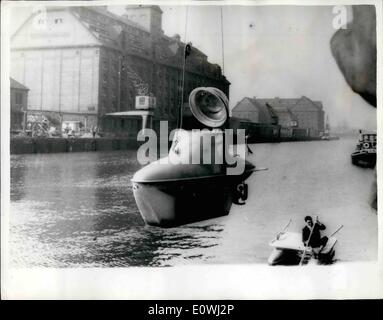 Mar. 03, 1963 - NOUVEAU ONE-MAN ''SUBMARINE'' - LE PREMIER ''grand voyage''...SUR EXPOSITION À BERLIN SPORTS EXPOSITION. ''Delphin E. 24'' est le nom donné à ce nouveau one-man - sous-marin vu de descendre dans l'eau du port ouest de Berlin - pour la première 'grand voyage'...La spécialité est l'attraction principale à l'eau de l'exposition sport Berliner Funkturm. Banque D'Images