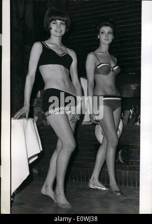 Mar. 03, 1963 - 1963 Du côté de l'eau Nouveau Look : le Dyssimetrical Maillot de bain. L'un des créateurs de costumes de bain a présenté ses dernières créations pour l'été prochain. Dyssymetry sera la chose ''in''. OPS :- Le nouveau modèle ''Capri'' et la traditionnelle ''Monte Carlo' Banque D'Images