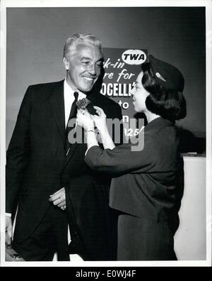 Mai 05, 1963 - L'Aéroport International de New York : Hollywood's beau et resplendissant sartorially Cesar Romero a épinglé à fleurs en admirant lapes hôtesse de TWA Lorna McLean, avant de monter dans l'avion de la TWA à Madrid pour assister à des séminaires et un mode de prévisualisation de l'automne 1963 pour hommes, et spring fashions à Madrid et Mallorea. Banque D'Images