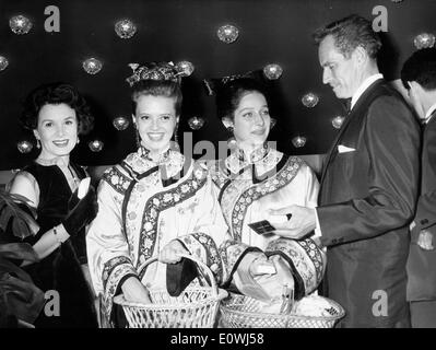 L'acteur Charlton Heston avec femme Lydia Clarke à la première de '55 jours à Peking' Banque D'Images