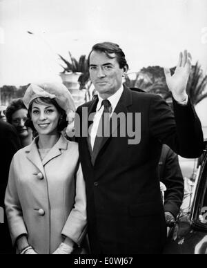 L'acteur Gregory Peck arrivant au Festival de Cannes avec sa femme Véronique Banque D'Images