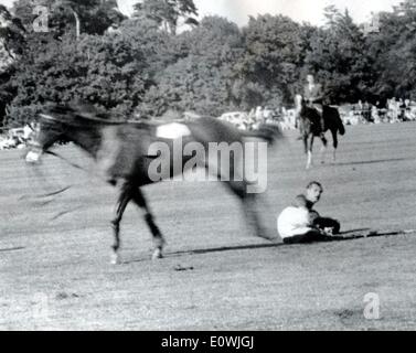 Le prince Philip tombe de son cheval pendant un match de polo Banque D'Images