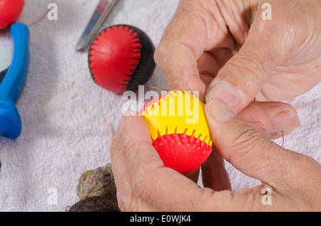 Les mains d'experts traditionnels artisanat sport balls Banque D'Images
