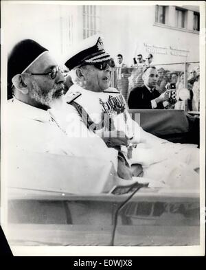 Juin 06, 1963 - Le Roi de la Libye Visites Grèce : Le Roi Idris de Libye d'arriver à Athènes et a été reçu officiellement par le roi Paul et le prince Constantin. Le Roi de la Libye va rester la Grèce pendant environ une espèce, dont la plupart du temps va passer à Kamena Vourla, touristes d'un village à 100 km au nord sur Athènes où sont célèbres bains d'eau minérale. La photo montre le roi Idris et le roi Paul de Grèce en voiture dans les rues après l'arrivée. Banque D'Images