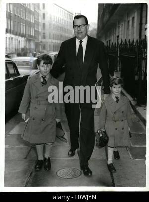 Avril 01, 1963 - 1-4-63 Retour au travail après le week-end de détente. Le Chancelier de l'Échiquier, M. Reginald Maudling, rendu à sa routine en semaine normale après un week-end pré-budgétaire de détente à la maison. Son premier emploi comme toujours a été d'accompagner ses deux fils William (six) et Edward (8) à leur école dans Sloane Street. Photo : M. Maudling prend Edward (huit) et William (6) à l'école ce matin. Banque D'Images