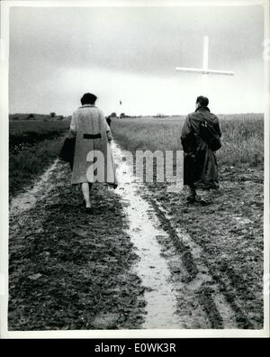 06 juin 1963, - INTERDIRE LA BOMBE PARTISANS ARRÊTÉS EN RAID SUR GERM WARFARE CENTER. Quelque 40 manifestants ont été arrêtés hier au moment où ils ont organisé un raid sur le centre de recherche en micro-biologique à la guerre à Porton. Plus de 1 000 soldats et des centaines de policiers ont été appelés pour la garde côtière canadienne Centre top secret. PHOTO MONTRE : Deux des manifestants qui avaient déjà escaladé une clôture autour de la zone interdite se dirigeant vers le centre de recherche. L'un d'eux est porteur d'une immense Cricifix. Banque D'Images