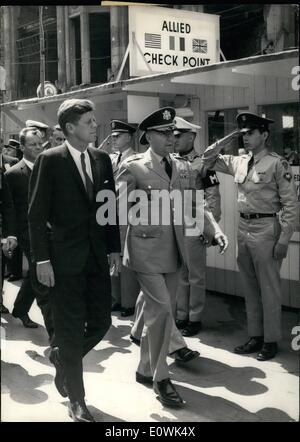 Juin 06, 1963 - visites Westberlin Kennedy : le dernier jour de sa visite en Allemagne, le président de la United States Kennedy avait un 7 heures-visite à Berlin. Photo montre Kennedy avec le général américain Hartel, sur le chemin de la ligne blanche de check-point-Charlie. Le maire de Berlin à la fois, Brandt. Banque D'Images