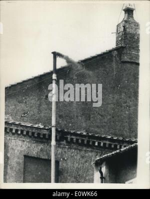 Juin 20, 1963 - Fumée noire ne montre pas encore le pape. Ce matin la fumée noire a été considérée comme provenant de la cheminée du poêle de la Chapelle Sixtine du Vatican où les cardinaux sont réunis en conclave scellés à l'élection du nouveau Pape. La fumée noire est une indication à l'extérieur qu'ils ont eu un vote non concluant, et il n'y a toujours pas de pape. Photo montre :- fumée noire venant de la cheminée aujourd'hui. Banque D'Images