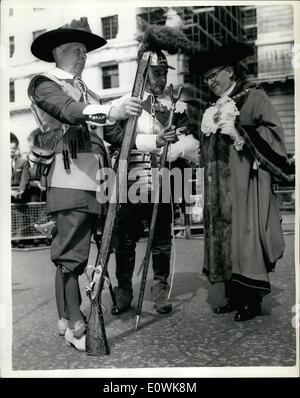 Avril 04, 1963 - Maire de piquiers et mousquetaires Affichage de forage ancienne : le maire de Londres, Sir Ralph Perring, aujourd'hui a inspecté le Pikeman et mousquetaires sur l'Honorable Artillery Company dans la ville aujourd'hui. Le Pikeman a donné un affichage de forage ancienne qui date de 16940 et que seulement trois fois au cours des quinze dernières années. Photo montre le Lord Maire de Londres, Sir Ralph Perring inspecte les mousquetaires A.C. Thatcher (à gauche) vu par l'agent de l'éloge du capitaine Richard piquiers Vergette. Banque D'Images