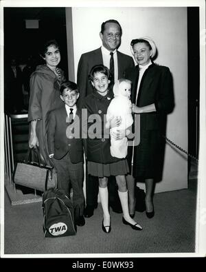 Avril 04, 1963 - actrice Judy Garland est illustré avec mari Sid Luft, enfants Lorna et Joe et son infirmière, Anita, Oretengren avant de monter dans l'un de rentrer chez TWA Starstream à Los Angeles. Banque D'Images