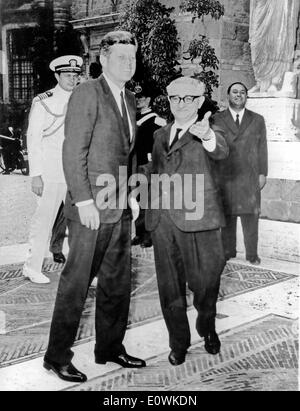 Le président Kennedy rencontre Giovanni Leone à la Villa Madama Banque D'Images