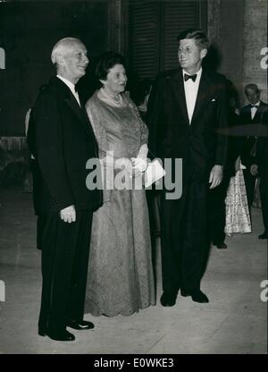 Juillet 07, 1963 - Kennedy, en smoking, cravate noire et avec le président et Mme Segni au dîner pour Kennedy au Quirinal lundi soir. Banque D'Images