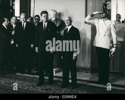 Juillet 07, 1963 - La visite de Kennedy en Italie. Le président Kennedy de l'USA est arrivé ce matin à Rome pour une visite officielle. La photo montre le président Segni reçu au Palais de l'Qurinale Président Kennedy. Banque D'Images