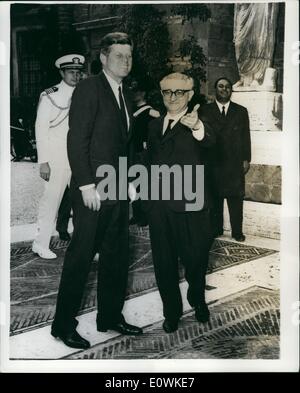 Juillet 07, 1963 - Kennedy à Rome : le président Kennedy a terminé sa tournée européenne par une visite à Rome. La photo montre le président Kennedy est accueilli par le Premier Ministre Leone avant un déjeuner à Villa Madama. Banque D'Images