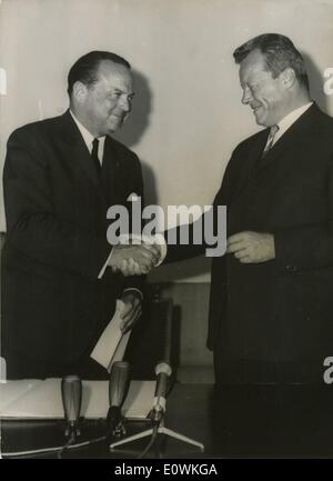 Apr 06, 1963 - Berlin , Allemagne - l'Ambassadeur des Etats-Unis GEORGE MCGHEE (L) et Maire de Willy Brandt à l'intérieur Schoneberger West-Germany Mairie. Banque D'Images