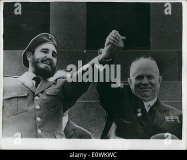 Mai 05, 1963 - Mai 24 à Moscou : le géant habituelle parade militaire a eu lieu à Moscou. L'invité d'honneur était dictateur Fidel Castro de Cuba. Photo montre Fidel Castro et M. Kruschev tenir la main tout en regardant la parade. Banque D'Images