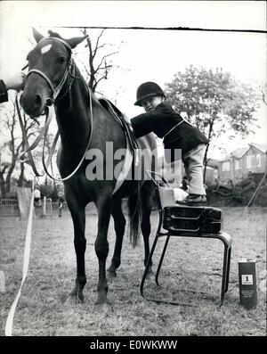 Mai 05, 1963 Peu d'Indépendants - tout-petit : Quand vous êtes seulement deux pieds de hauteur de montage, même un petit poney peut être tout à fait un problème. Ce petit poney petit peut être tout à fait un problème. Ce petit bambin, deux ans, Diane Catton de Moreton dans Cheshire a résolu le problème en utilisant des boîtes d'essence et d'une chaise. Elle était en compétition dans le rein catégorie à la Wilmslow Horse Show. Diana a été équitation depuis l'âge de dix mois et semble suivre les traces de Pat Smyth. Banque D'Images