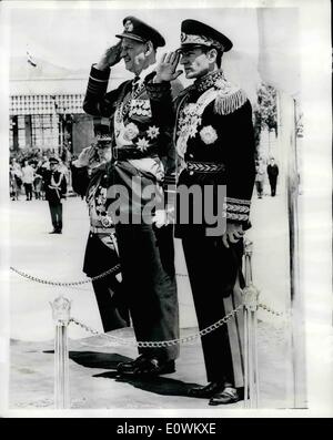 Mai 05, 1963 - Visite de la famille royale danoise. L'Iran : Le Roi et la Reine de Danemark et leur fille, la Princesse Benedikte sont en visite officielle à l'Iran. Ils ont été accueillis à leur arrivée à Téhéran par le Shahansa et l'Impératrice. La photo montre le roi Frédéric (à gauche) et le Shah salue la garde d'honneur à l'aéroport de Téhéran Banque D'Images