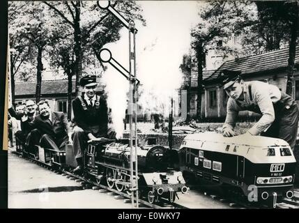 Mai 05, 1963 - Un paradis pour le modèle de chemin de fans......a été mis en place à Kassel Allemagne pour la réunion annuelle de la Société des Amis des Chemins de fer allemands. Un groupe de fans d'Essen a construire une ligne de train miniature à l'échelle 1:8 avec de petits moteurs à entraînement par moteur qui peut transporter le long de 10 personnes sur les petites voitures dans le parc de l'hôtel de ville de Kassel. Banque D'Images