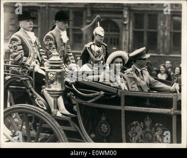 Mai 05, 1963 - visites Royal belge : la reine Elizabeth wves. Le Roi Baudouin et La Reine Fabiola de Belgique est arrivé à Victoria, le matin pour leur visite d'État. Photo montre la reine comme elle chevauche dans le landau avec le Roi Baudouin. Banque D'Images