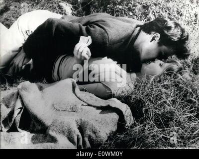 Juillet 07, 1963 - Catherine Spaak l'une des plus importantes nouvelles actrices et Horst Buchholz,à savoir les deux auditoires film américain et européen, dépeindre les jeunes amoureux dans le théâtre romantique '' La toile vide'' d'après un roman de Alberto Noravia auteur italien noté.Bette Davis. pas encore arrivée à Rome pour prendre part à la film sera la mère dominatrice qui essaie de protéger son fils d'un jeune (temptrous Spaak). Le film est tourné sur place autour de Rome. Banque D'Images