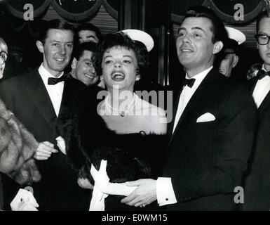 Juillet 07, 1963 - Judy Garland et Dirk Bogarde assister à première de leur nouveau film. Écran étoile Judy Garland et Dirk Bogarde ont été acclamés par les fans quand ils sont arrivés au cinéma Plaza Londres, hier soir, pour la première de leur nouveau film ''je pourrais chanter''... Photo Keystone montre : Judy Garland et Dirk Bogardeon arrivée hier soir. Banque D'Images