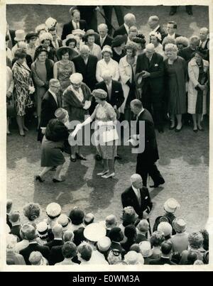 Juillet 12, 1963 - 12-7-63 Reine détient Garden party au Palais de Buckingham. Sa Majesté la Reine a organisé une Garden Party dans le parc du palais de Buckingham, cet après-midi. Photo : S. M. la Reine s'arrête à un dialogue avec l'une des personnes qui peut être vu curtsying au palais de Buckingham, cet après-midi. Banque D'Images