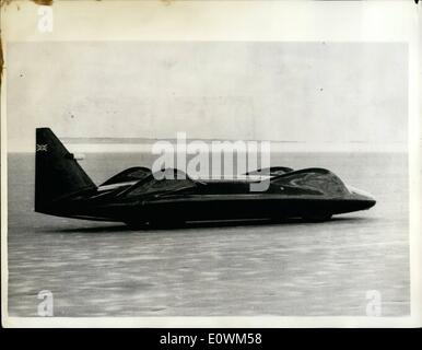 Mai 05, 1963 - Un poete quitte la voie atv 175 mph : Bluebird, la voiture dans laquelle Donald Campbell tente de briser le record du monde de vitesse au sol au lac Eyre, Australie du Sud, vient de commencer son groupe- =haut essais cliniques sur la saline, mais hier, la voiture fait une embardée et quitte la piste à 175 km/h. lorsque le système a échoué. Le défaut est soupçonné d'avoir été causés par les batteries qui avaient été épuisés par l'appareil photo appareil monté sur la voiture. Photo montre ''Bluebird'' sur le lac Eyre. Banque D'Images