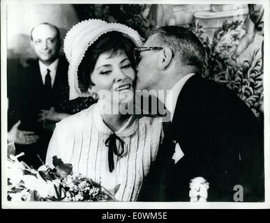 Mai 05, 1963 - Un baiser de Sir Laurence : Une cérémonie spéciale a eu lieu à l'ambassade italienne de présenter le ''Canon'' Award à Sir Laurence présentations ont lieu chaque année au Théâtre Grec de Taormina, mais Sir Laurence n'a pas pu assister à son travail d'aile à Chichester. Photo montre après la présentation Sir Laurence Olivier embrasse l'une des guest Gina Lollobrigida. Banque D'Images