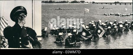 Septembre 09, 1963 - Récemment, le fils du général Tchang Kai Shek a annoncé lors d'une interview que les forces nationalistes ont été à la suite d'une formation intense pour se préparer à un atterrissage sur la côte de la Chine populaire. . . Nous ne savons pas quoi penser. M. Chineau parle avec Michèle Banque D'Images