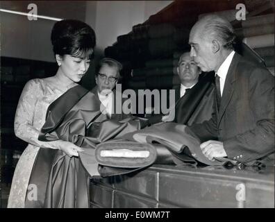 Septembre 09, 1963 - Madame Ngo Dinh NU du Sud Vietnam au cours d'une visite à Rome, faire du shopping dans la boutique de la soie. Mille Nu, a conseillé à sa mère de l'achat. Banque D'Images