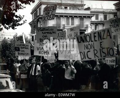 Septembre 09, 1963 - Lors de la conférence de presse de Mme. Ngo Dinh Nu, beaucoup de gens ont manifesté contre Mme. Nu et le gouvernement du Vietnam Banque D'Images