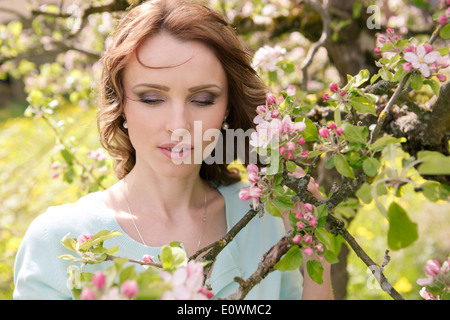 Jeune femme travaillant dans le jardin, Coburg, Allemagne Banque D'Images