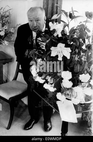 Réalisateur Alfred Hitchcock avec un grand bouquet de fleurs Banque D'Images