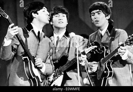 Les Beatles McCartney, Lennon et Harrison lors d'une performance Banque D'Images