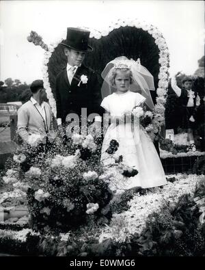 July 08, 1963 - Bataille de fleurs en jersey. : Hier, le ''traditionnelle Bataille de fleurs'' a eu lieu à Jersey, l'île Channel. La photo montre un des flotteurs ''Époux'' - 9 ans -vieux Claude Cornic et 5 ans Julie Narie. Banque D'Images