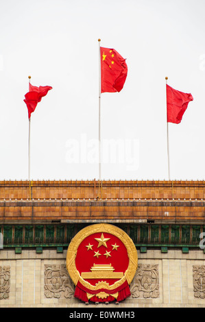 L'emblème national et le drapeau chinois sur le bâtiment Banque D'Images