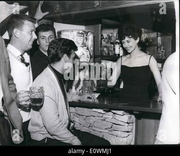 Septembre 09, 1963 - LA PLUS BELLE publicain. Ancienne reine de beauté, 24 ans, est devenu Lois Favell titulaire de la 'Swan avec deux cou' pub dans la ville de Worcester. Elle est la plus jeune de Worcester hotel keeper, et géré la pub pour deux mois avant d'obtenir la licence et avant qu'elle a travaillé comme serveuse de cocktail. Elle n'est pas mariée et bien sûr maintenant elle dit qu'elle n'a pas de temps pour les dates maintenant ! Photo montre. Pas de pénurie de clients masculins dans le pub maintenant que de belles lois Favell est le ''Guvnor' Banque D'Images