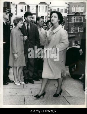 Septembre 09, 1963 - Christine Keeler comparaître en cour : Christine Keeler, Paula Hamilton Marshall et leur aide ménagère M. Brooker Olive, ont comparu en cour à Marlborough Street ce matin sur des accusations d'Purgery et conspiration en vue de modifier le cours de la justice. Aussi avec eux était Rudolf Fenton, un chauffeur. Ils ont été placés en liberté provisoire pour une semaine. Photo montre après le roulement, M. Brooker Olive qui a été placé en liberté sous caution de &750;livre, arrive de retour à la télévision Keeler. Banque D'Images