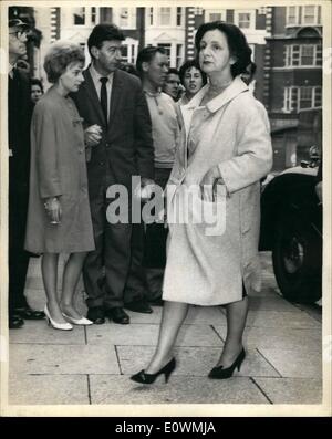 Septembre 09, 1963 - Chirstine Keeler apparaît dans la cour.  : Christine Keeler, Paula Hamilton Marshall et leur gouvernante Mme Olivier Banque D'Images