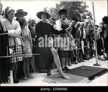 Septembre 09, 1963 - Vanessa met son pied en elle. Actrice Vanessa Redgrave hier a fait une empreinte dans un bloc de ciment humide dans le plancher de la nouvelle Yvonne Arnaud Theatre à Guildford, Surrey. Cela a pris la place de la traditionnelle cérémonie de pose de la pierre de fondation. Photo montre. Vanessa Redgrave fait sa marque dans le ciment mouillé. A côté d'elle est l'un de ses accompagnateurs d'étudiants de l'École de danse et "Classic", drame, portant costume national. Banque D'Images